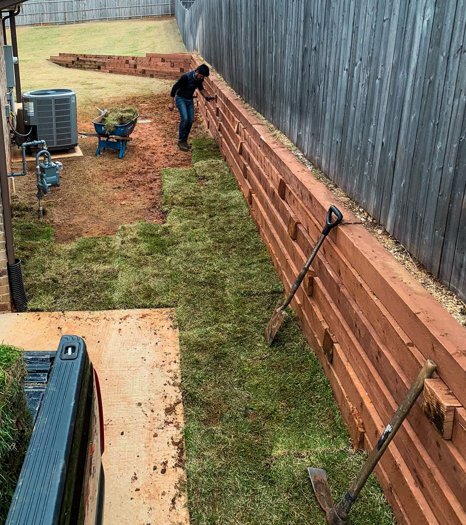 Retaining wall deals fence